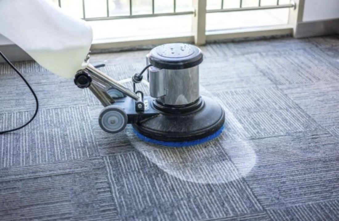Monobrosse sur moquette en dalles